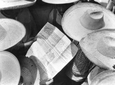 Camponeses lendo El Machete, Cidade do México, 1929 de Tina Modotti